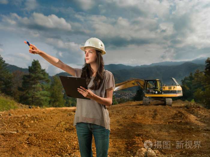 在建筑工地上的女工程师