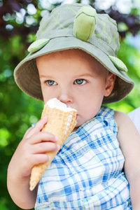 蹒跚学步的男孩吃冰激淋
