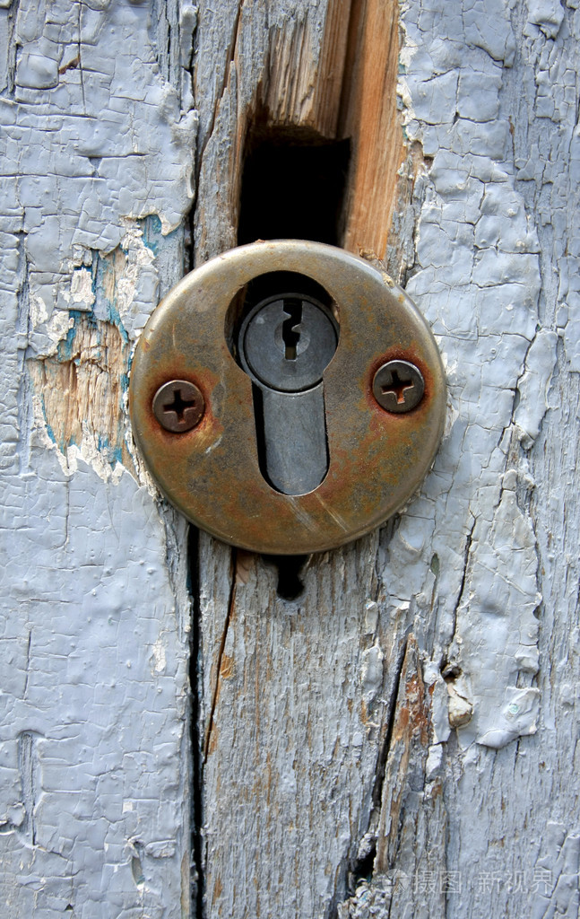 老门上的钥匙孔