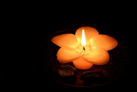 花形蜡烛在黑色的背景图片