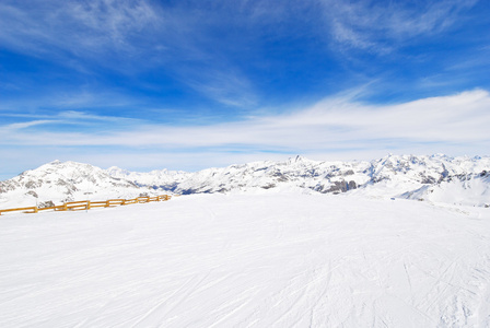 在 paradiski 地区，法国滑雪区域的视图