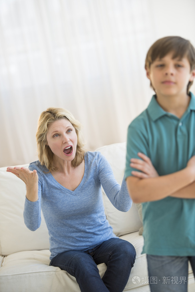 同时在家里不理睬她的儿子喊妈妈