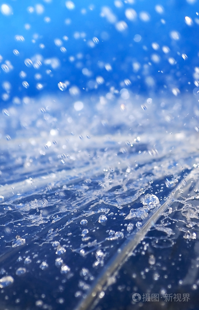 落在一把雨伞上的雨点