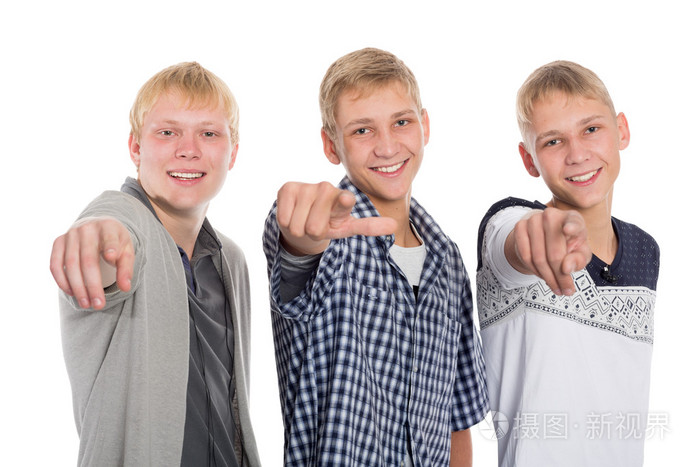 小伙子们向前指指点点