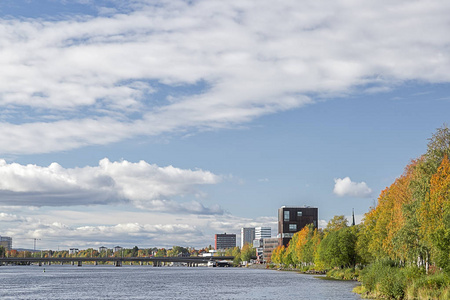 于默奥市中心, 瑞典在秋季与部分多云的天空