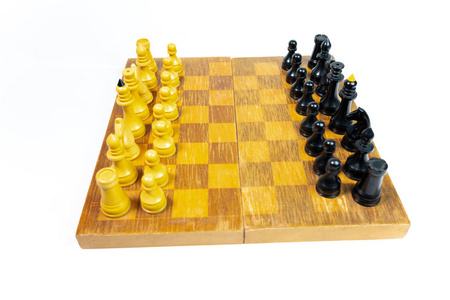 在白色背景查出的黑色和黄色象棋棋子棋盘