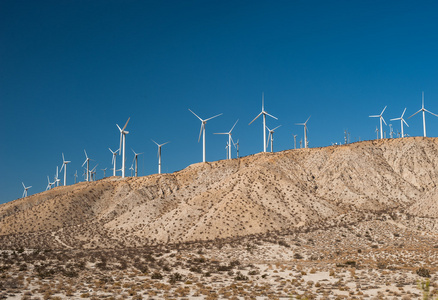 风力涡轮机在沙漠景观