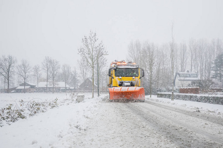 扫雪在冬季结冰的道路上除去积雪