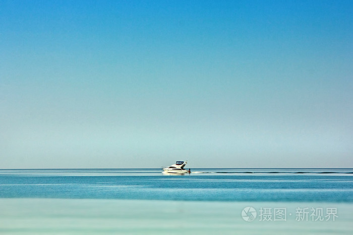 白色的小船在大海中