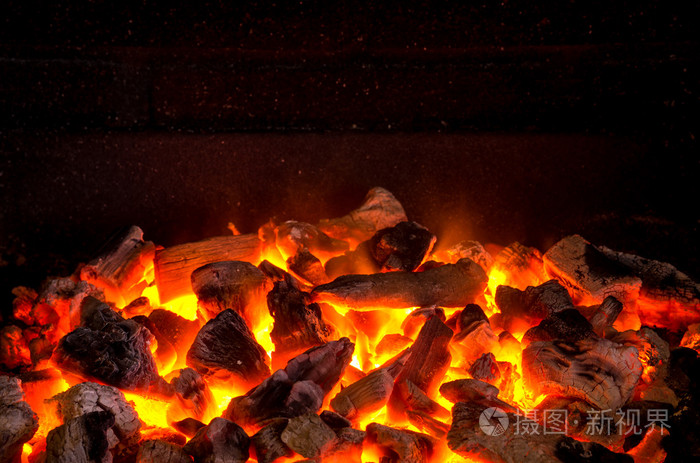 活着炭火烧烤在燃烧