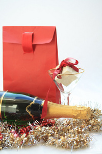 圣诞礼物和香槟