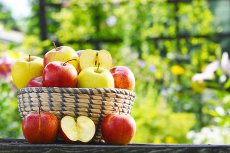在花园里的有机苹果。均衡的饮食