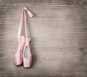 新的粉色的芭蕾舞鞋