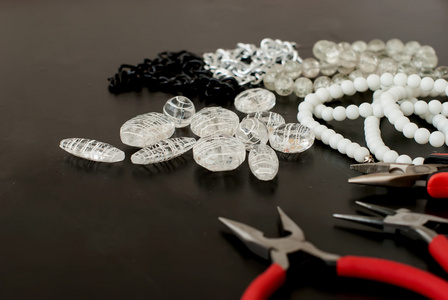 各种珠子和珠宝制造工具