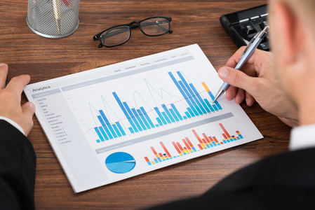 分析财务结果的商人图片-分析财务结果的商人素材-分析财务结果的商人