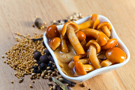 用香料腌制的蘑菇照片