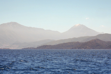 在海上雾山