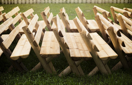 行的长椅在一行中的长椅照片