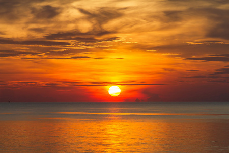 早上五点的太阳图片