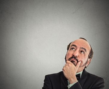 中间的老人思维抬头照片