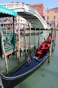 平底船和船夫在意大利威尼斯大运河