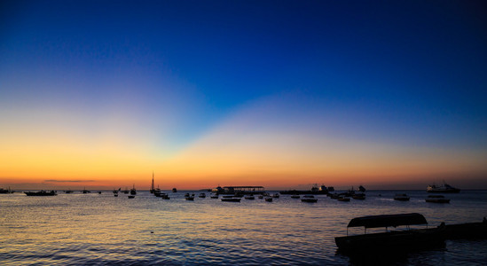 在日落躺在 Stonetown 桑给巴尔海港船