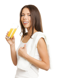 微笑着喝柠檬或橙柑橘汁的黑发女人，是