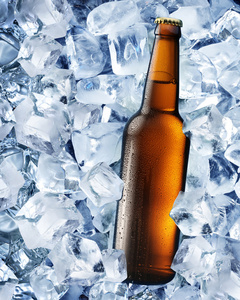 瓶啤酒在冰的多维数据集图片