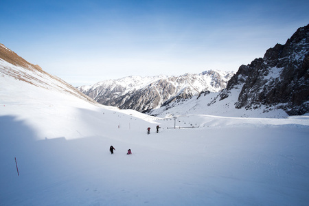 斜坡上滑雪度假村