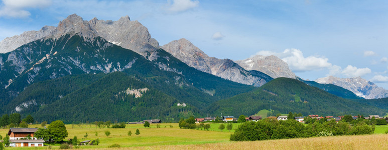 阿尔卑斯山夏季全景奥地利。