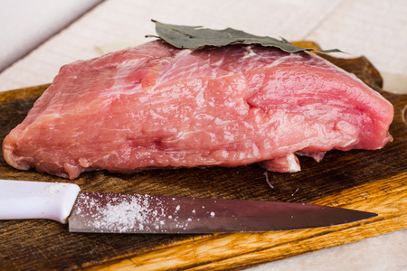 生肉上加香料的切菜板，刀