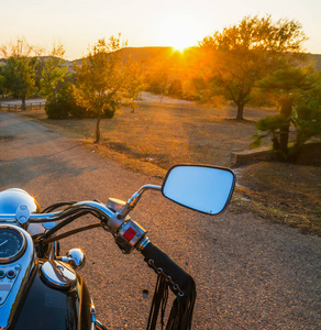 在日落时分的乡间路上摩托车