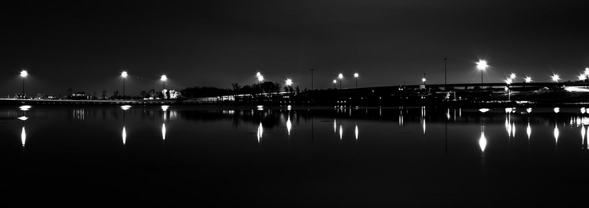 灯和高速公路反映在波托马克河到了晚上，se