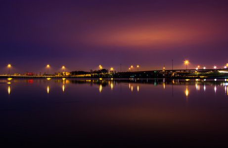 灯和高速公路反映在波托马克河到了晚上，se