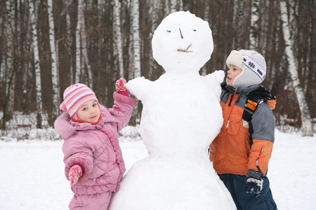 男孩和女孩做雪人