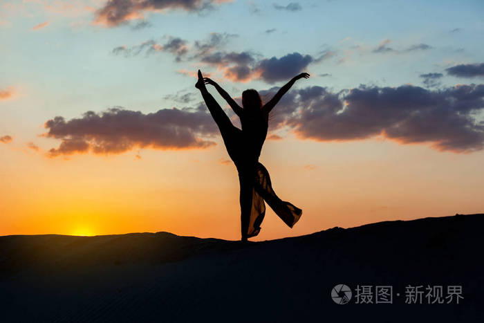 在日落时跳舞的女人