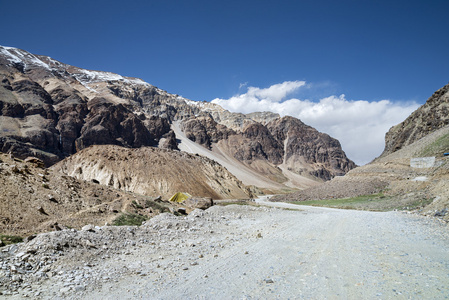 山沟的砾石山路图片