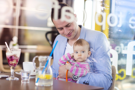 父亲与他的宝贝女儿在咖啡馆