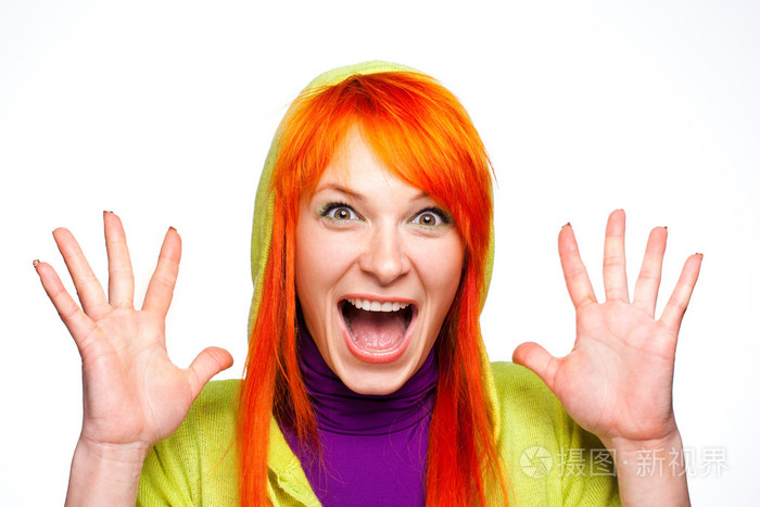 震惊的女子用手靠近脸尖叫哇