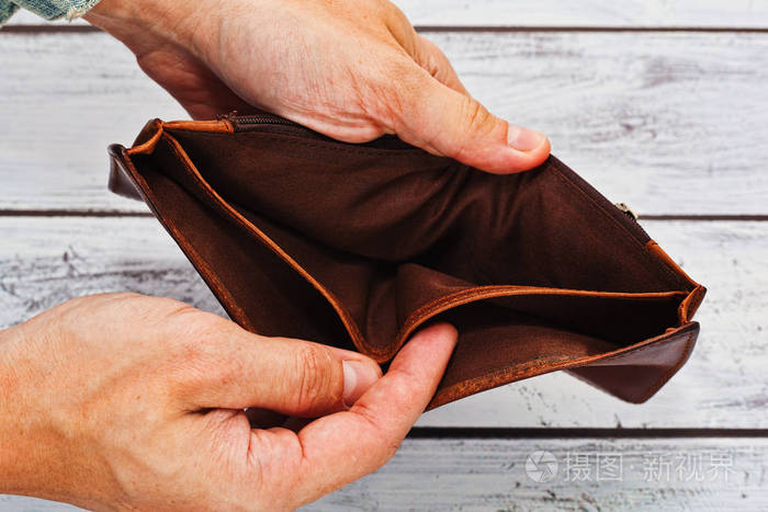 贫困概念 —— 手里的空钱包