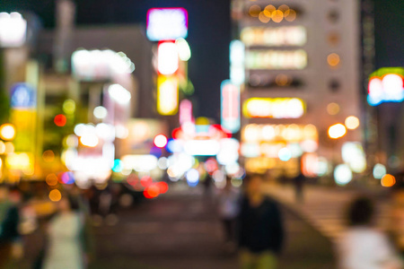 摘要模糊在大阪街市场拥挤的人群