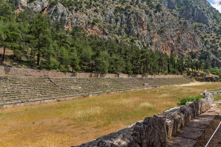 古代希腊考古遗址的 Delphi 球场的全景视图