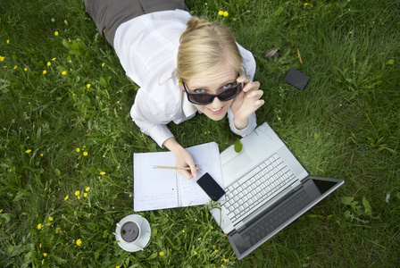 年轻的金发女人之外的计算机上工作