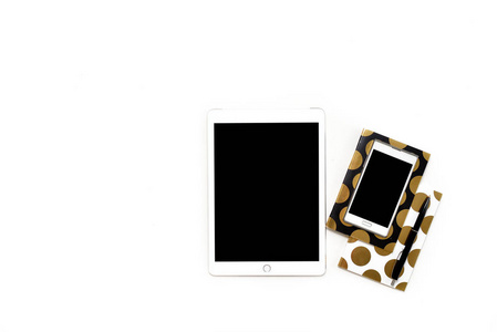 平躺的简约白色办公桌照片与手机 平板电脑和时尚黄金笔记本副本空间背景