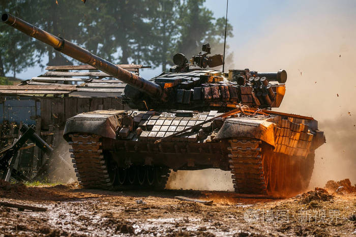 培训在坦克 t72 军事机器上