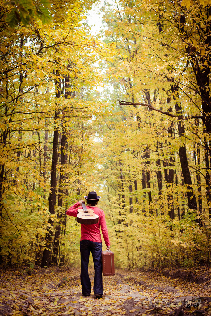 在秋天的树林中的人