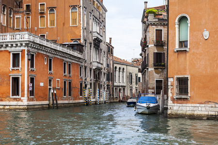 威尼斯，意大利2015 年 4 月 30 日。古建筑上的大通道 大运河 银行建筑复杂的视图。大通道是威尼斯的主要通道