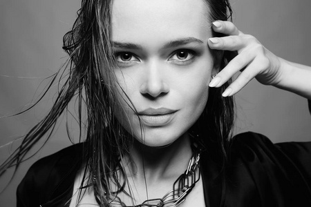 美丽的女人用湿的头发照片