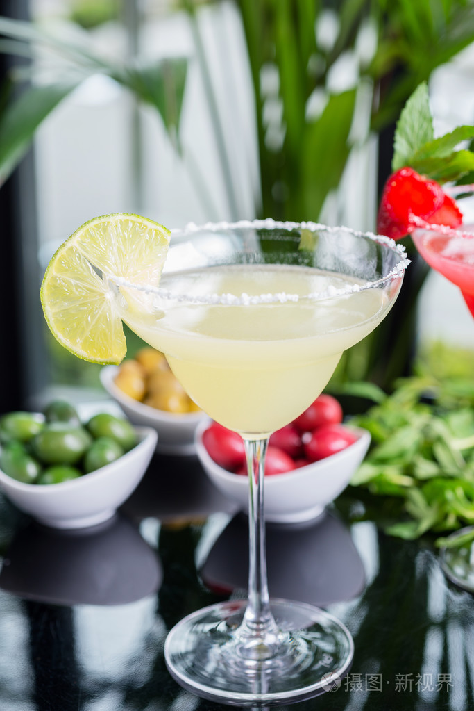 组合两个明亮清爽的鸡尾酒: 石灰黛克瑞和草莓台创意装饰盐对新鲜的