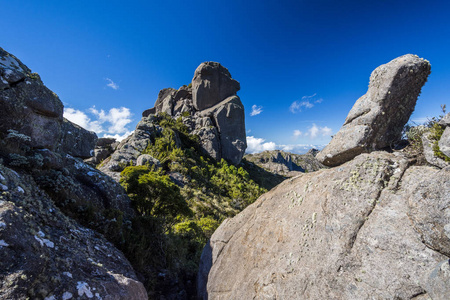 莫罗做托在 Itatiaia 国家公园徒步旅行